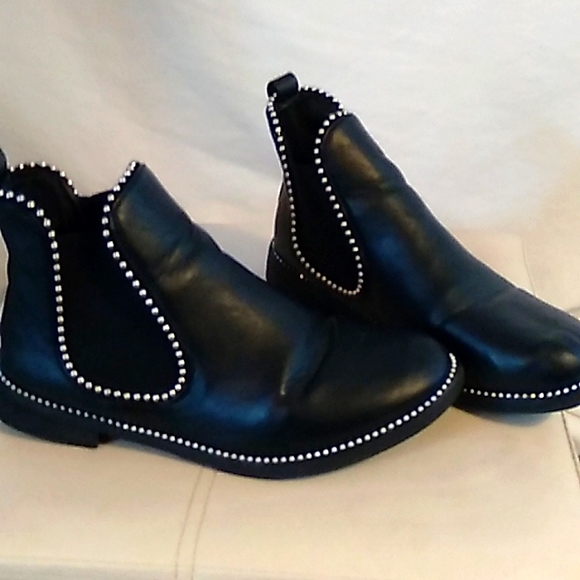 Women's gently worn size 39 black booties with gold studs - Picture 3 of 3